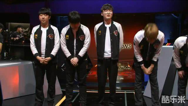 他在接受采 他在接受采