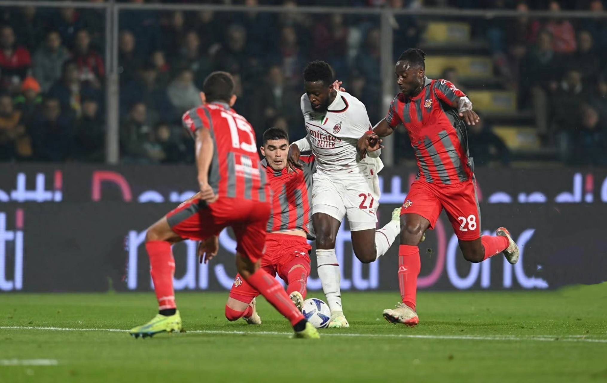 与中场多个 与中场多个